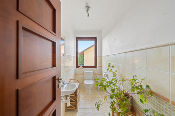 Toaleta v přízemí - Prodej domu 194 m², Býšť