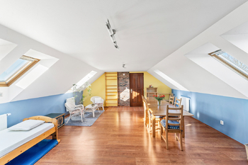 Samostatná místnost přístupná  i po venkovním schodišti - Prodej domu 194 m², Býšť