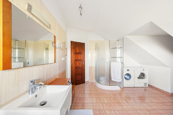 Koupelna s vanou a sprchovým koutem v patře - Prodej domu 194 m², Býšť