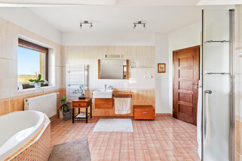 Koupelna s vanou a sprchovým koutem v patře - Prodej domu 194 m², Býšť
