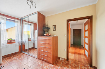 Chodba v přízemí - Prodej domu 194 m², Býšť