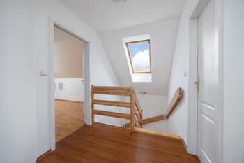 Chodba patro - Prodej domu 190 m², Praha 4 - Šeberov