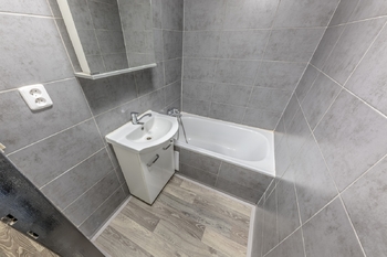 Koupelna - Prodej bytu 2+kk v osobním vlastnictví 44 m², Praha 4 - Modřany