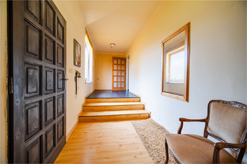 vchodové dveře a chodba - Prodej bytu 6 a více v osobním vlastnictví 412 m², Doksy