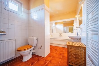 koupelna s toaletou - Prodej bytu 6 a více v osobním vlastnictví 412 m², Doksy