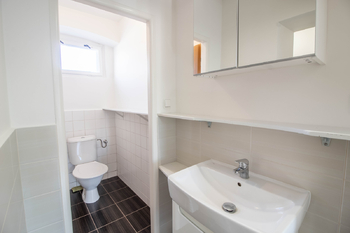 Koupelna - Pronájem bytu 2+1 v osobním vlastnictví 50 m², Jesenice