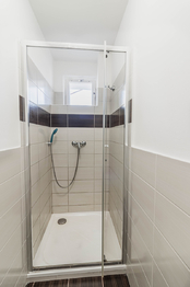 Sprchový kout - Pronájem bytu 2+1 v osobním vlastnictví 50 m², Jesenice