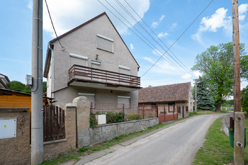 Pohled na dům z ulice - Prodej domu 201 m², Číčovice 