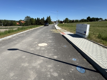 příjezdová komunikace - Prodej pozemku 853 m², Mšecké Žehrovice