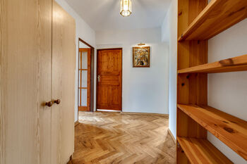 chodba 1NP - Prodej domu 240 m², Praha 10 - Dubeč