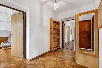 chodba 1NP - Prodej domu 240 m², Praha 10 - Dubeč