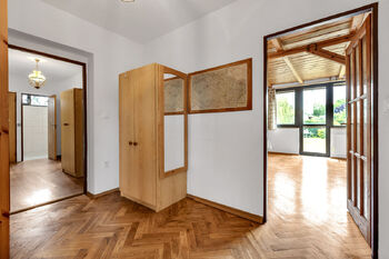 chodba 1NP - Prodej domu 240 m², Praha 10 - Dubeč