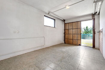 garáž - Prodej domu 240 m², Praha 10 - Dubeč