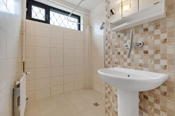 koupelna 1NP - Prodej domu 240 m², Praha 10 - Dubeč