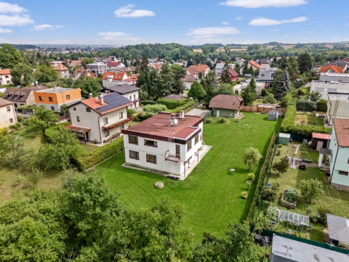 pohled z výšky na zahradu, RD a provozovnu - Prodej domu 240 m², Praha 10 - Dubeč