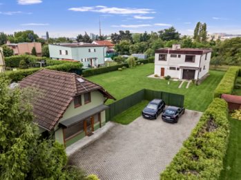 pohled z výšky na zahradu, RD a provozovnu - Prodej domu 240 m², Praha 10 - Dubeč