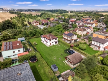 pohled z výšky na zahradu, RD a provozovnu - Prodej domu 240 m², Praha 10 - Dubeč 