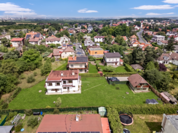 pohled z výšky na zahradu, RD a provozovnu - Prodej domu 240 m², Praha 10 - Dubeč