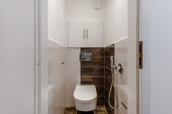 samostatné wc - Pronájem bytu 2+kk v osobním vlastnictví 57 m², Praha 3 - Žižkov