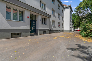 vchod z ulice - Pronájem bytu 2+kk v osobním vlastnictví 57 m², Praha 3 - Žižkov
