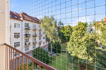 Výhled na vnitroblok z balkonu - Prodej bytu 1+1 v družstevním vlastnictví 39 m², Praha 9 - Vysočany