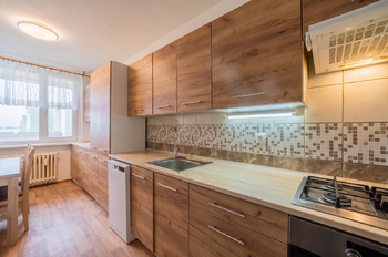 pohled na celou kuchyňskou linku - Prodej bytu 3+1 v osobním vlastnictví 63 m², Žatec