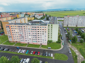 Pohled na panelový dům - Prodej bytu 3+1 v osobním vlastnictví 63 m², Žatec 