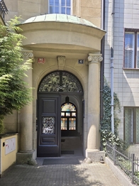 Vchodové dveře - Pronájem bytu 1+1 v osobním vlastnictví 62 m², Praha 2 - Vinohrady