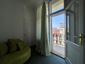 Balkon a dveře do komory - Pronájem bytu 1+1 v osobním vlastnictví 62 m², Praha 2 - Vinohrady