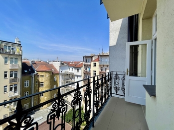 Balkon s výhledem do vnitrobkloku - Pronájem bytu 1+1 v osobním vlastnictví 62 m², Praha 2 - Vinohrady