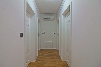 chodba v patře - Prodej domu 141 m², Dobřichovice