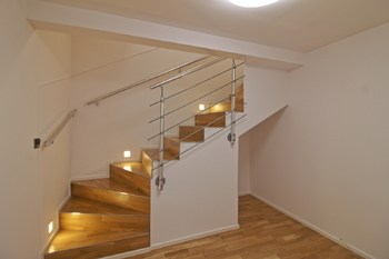 schodiště do suterénu - Prodej domu 141 m², Dobřichovice