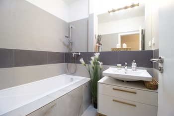 Koupelna - Pronájem bytu 3+kk v osobním vlastnictví 83 m², Praha 9 - Letňany