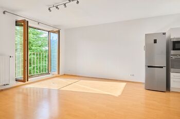 prostorný a slunný obývací pokoj - Pronájem bytu 2+kk v osobním vlastnictví 46 m², Zbuzany