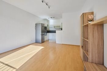 pohled do kuchyně - Pronájem bytu 2+kk v osobním vlastnictví 46 m², Zbuzany