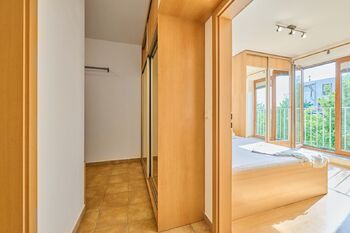 vestavěné skříně ve vstupní chodbě - Pronájem bytu 2+kk v osobním vlastnictví 46 m², Zbuzany