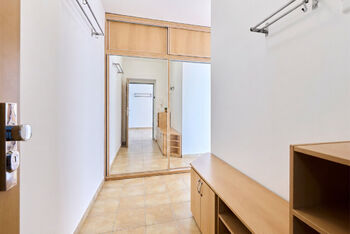 pohled od vstupu - Pronájem bytu 2+kk v osobním vlastnictví 46 m², Zbuzany