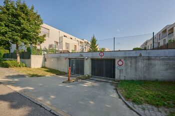 vjezd do garáží - Pronájem bytu 2+kk v osobním vlastnictví 46 m², Zbuzany