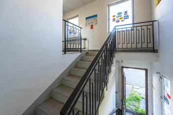 Schodiště do poschodí - Pronájem obchodních prostor, Mnichovice