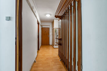 chodba - Pronájem bytu 3+1 v družstevním vlastnictví 82 m², Zeleneč