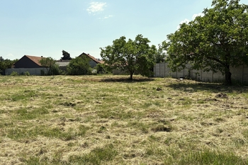 Prodej pozemku 1477 m², Krakovany