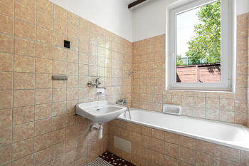 Koupelna - Prodej domu 220 m², Praha 9 - Horní Počernice