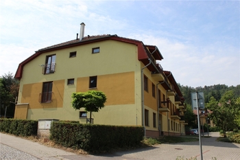 Pohled na dům - Pronájem bytu 1+kk v osobním vlastnictví 39 m², Černošice