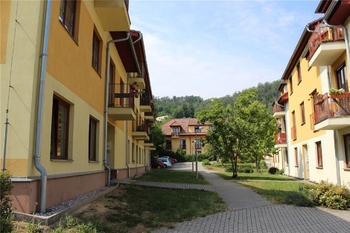 Pohled na dům - Pronájem bytu 1+kk v osobním vlastnictví 39 m², Černošice