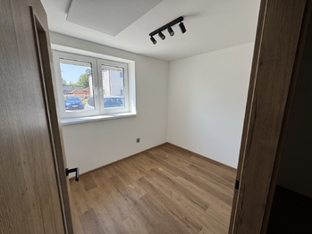 pokoj 1 - Pronájem bytu 4+kk v osobním vlastnictví 83 m², Bdeněves