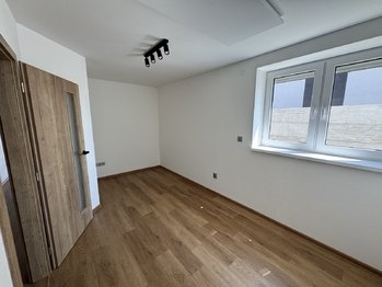 pokoj 2 - Pronájem bytu 4+kk v osobním vlastnictví 83 m², Bdeněves