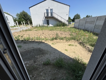 budoucí terasa a zahrada - Pronájem bytu 4+kk v osobním vlastnictví 83 m², Bdeněves