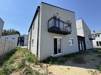 pohled ze zahrady - Pronájem bytu 4+kk v osobním vlastnictví 83 m², Bdeněves