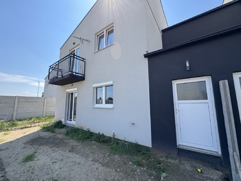 vchod do zahradní komory - Pronájem bytu 4+kk v osobním vlastnictví 83 m², Bdeněves