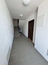 chodba domu - Pronájem bytu 4+kk v osobním vlastnictví 83 m², Bdeněves